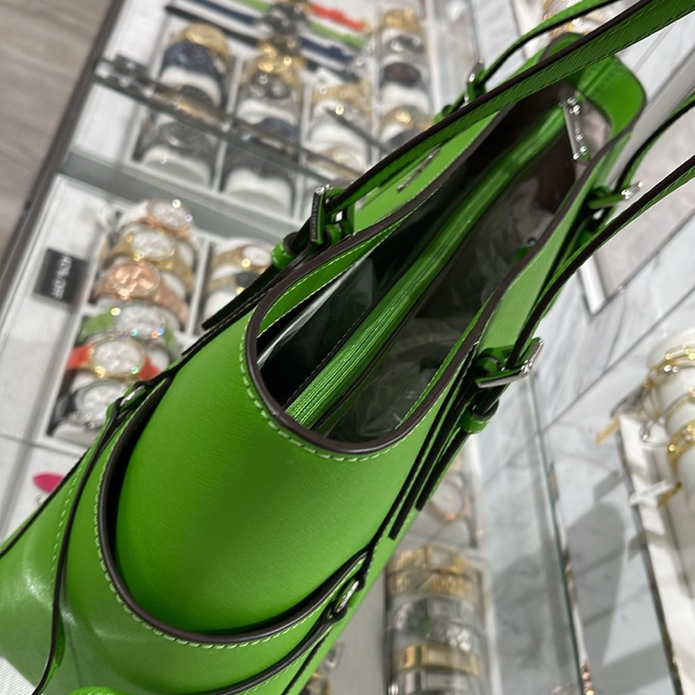 Michael Kors Voyager Large Saffiano Leather Tote Bag
Jangle Green 
NWT - Picture 4 of 16